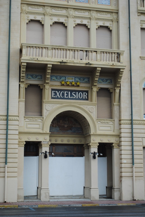 Hotel Excelsior, Viareggio, detail of the entrance, project by Alfredo Belluomini and Galileo Chini.