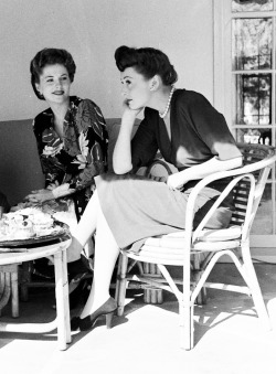Hollywoodlandthisnthat:  Sharontates:  Joan Fontaine And Olivia De Havilland, 1942.