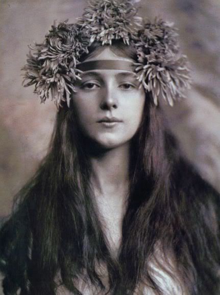 paperimages:  The original Gibson Girl - Evelyn Nesbit was a beautiful teenage showgirl