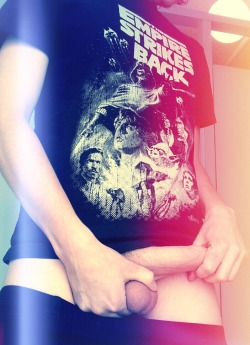 whydowelovegayporn:  sandboytx:  THE FORCE IS WITH YOU.  cut me in half with that light saber 
