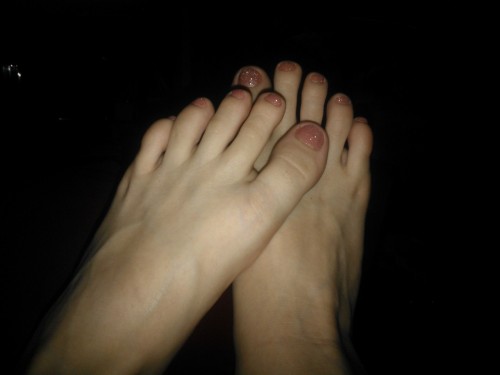 nothinghereforyou: Yes cute feet. c:
