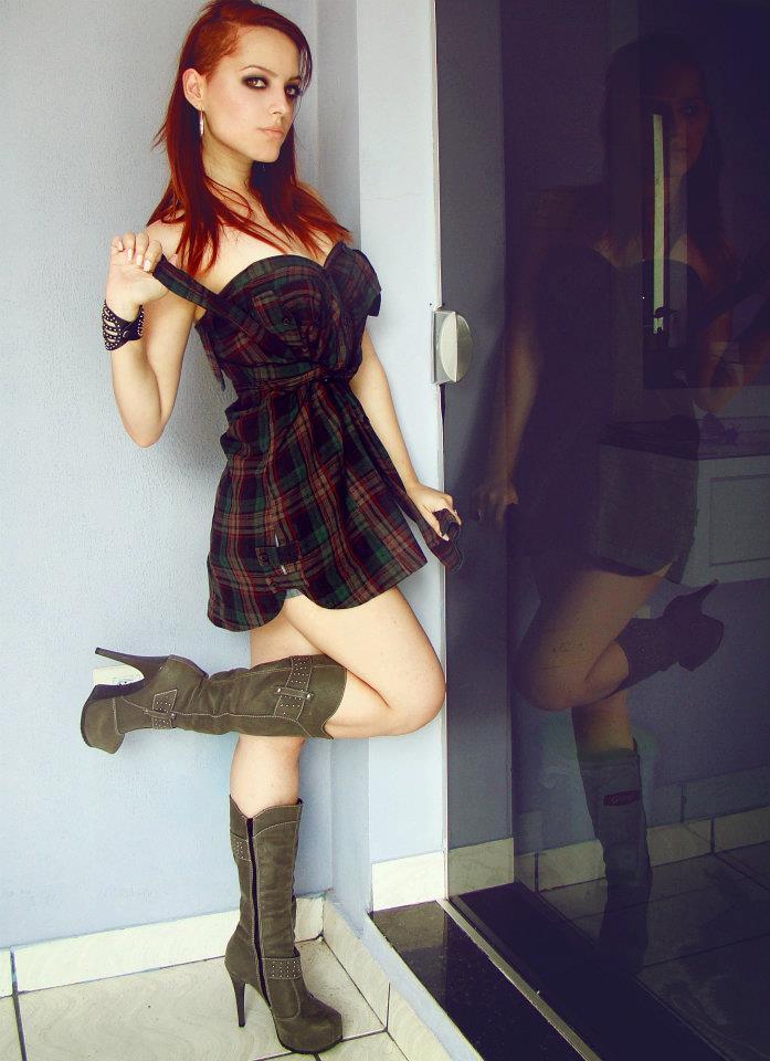getyourkinkon:  Redhead, yum!  The world of reflection