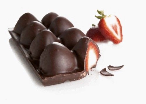fruitoftheday:   givenchyandgrace:  Fill an ice cube tray with melted chocolate. Add berries. Freeze. Yum.