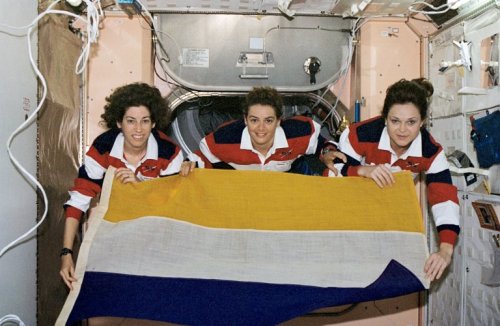 mallgothofficial: STS-96 mission specialists (l.-r.) Ellen Ochoa, Julie Payette and Tamara Jernigan 