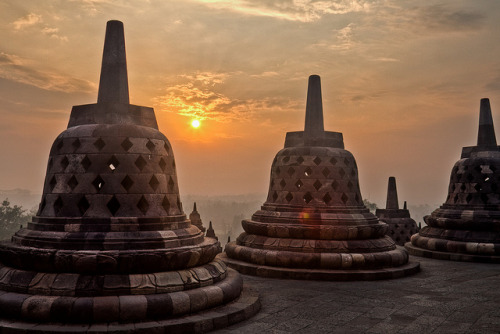 Sunrise at Borobodur Temple, Indonesia (by Alexander Ipfelkofer).