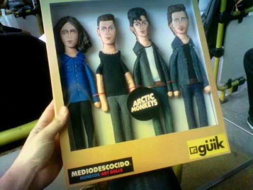 nichichanilimonada:  ismorgendorffer:  ARCTIC MONKEYS (2012) Art Dolls by MEDIODESCOCIDO http://facebook.com/mediodescocido (*) Recién salido del Studio de URIEL VALENTIN! http://facebook.com/urielvalentinpinta. Nichi  horribles :(((( 