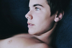 sh3lly:  omfg his eyes 