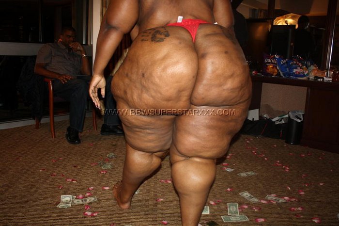 ssbbw-bbw:  Model: Big Lizz SSBBW :)