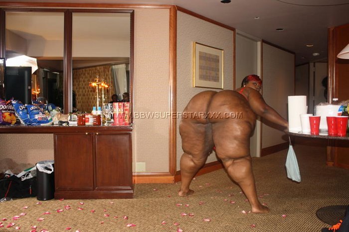 ssbbw-bbw:  Model: Big Lizz SSBBW :)