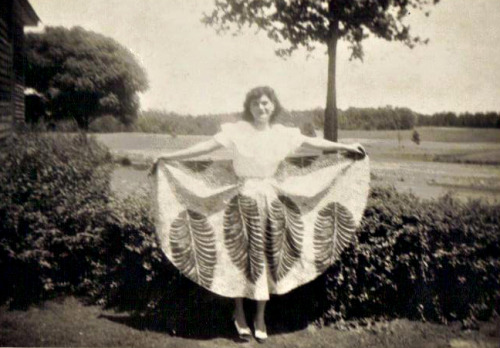 theyroaredvintage:1950s leaf skirt. 