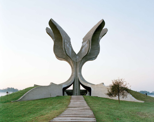 keenpeach:25 abandoned Yugoslavia monuments that look like they’re from the future“These structures 