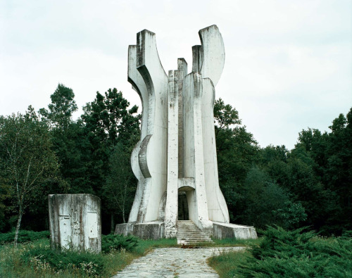 keenpeach:25 abandoned Yugoslavia monuments that look like they’re from the future“These structures 