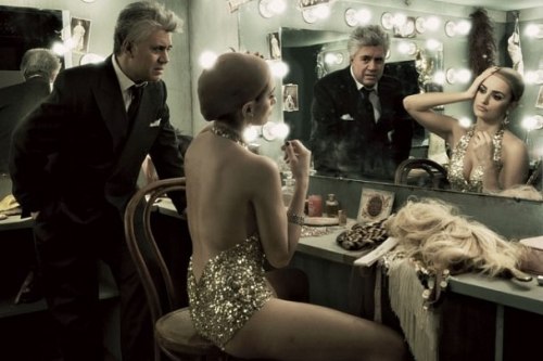 punkrockmuffinatrix:  weighyoudown:  revcleo:  511kinderheim:  havingbeenbreathedout:  Oh heavens, this is PERFECT. Amazing noir-themed 2007 photoshoot by national treasure Annie Liebovitz for Vanity Fair, and featuring a whole slew of my favorite actors.