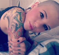 midgetarian:  i love that she has a shaved
