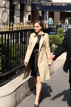 suicideblonde:  Natalie Portman shopping