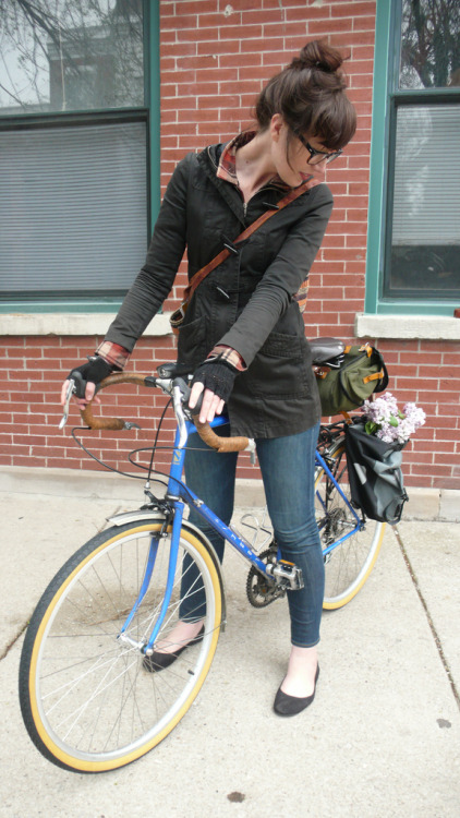 sexycyclists: fuckyeahgirlsandbikes: pedalfar: Deliveries (via beneaththe405) Babe bikes with lila