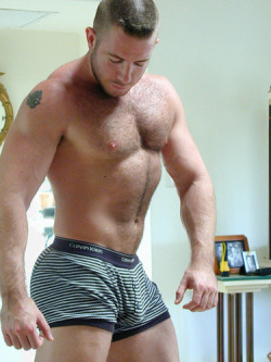 pics2cum2:  Woof! I want him! 