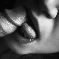 untoldwishesanddreams:   Sweet treat…I want to do this to you sir  