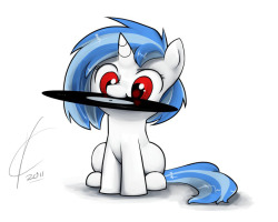 bronypride:  a-study-in-pinkie:  nomoreparties:  epicbroniestime:  ES TAN HERMOSA ^^  The return of d’aaaawwww Might as well keep this one going around as well. EDIT: “Nom that record filly Scratch and never stop the cuteness” :D Okay, that was