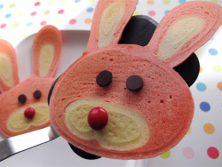 thecakebar:  Bunny Pancakes! (tutorial/recipe) Main Supplies Needed: Squirt Bottles (can be found at Walmart) **you can use a ketchup/mustard bottle if push comes to shove ;) Pam cooking spray (non stick spray) Red Food Coloring Candy (chocolate chips,