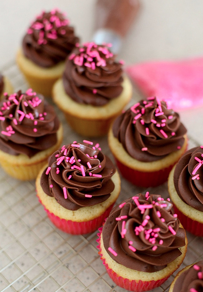 desserts-n-sweets:   vanilla cupcakes with basic chocolate frosting.    desserts-n-sweets.tumblr.com
