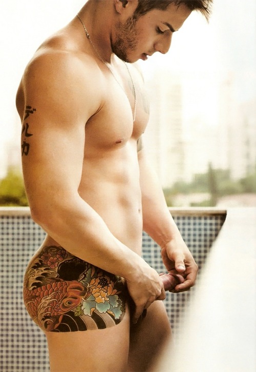 sitonmyface33:  arco27:  love his tattoo  Chulo
