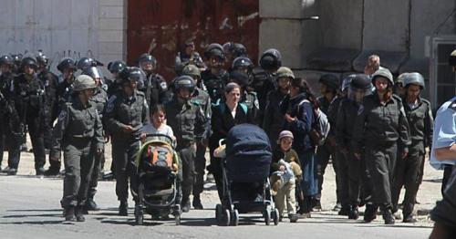 Picture Of The DayIsraeli troops evict dwellers of Beit HaMachpela in Hebron upon orders from Defens