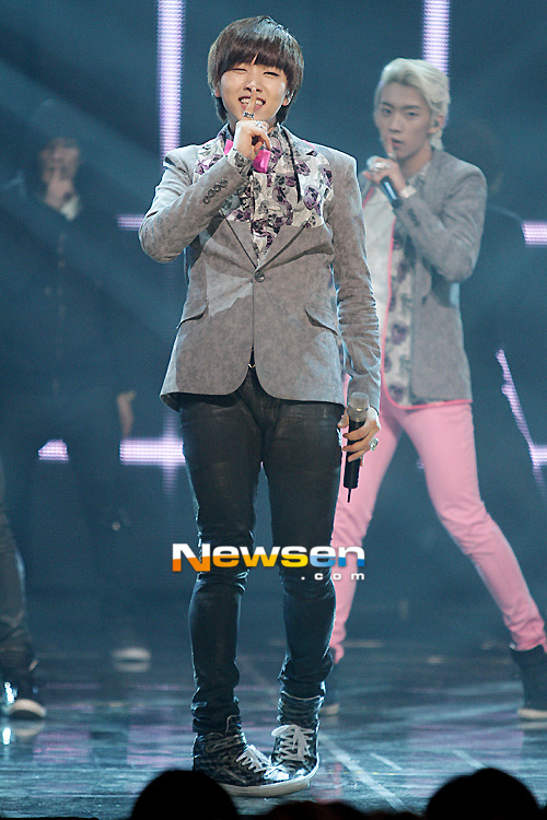 aviateb1a4:  [PIC/PRESS] 120405 The cutest #B1A4’s Sandeul at M!Countdown!  s: