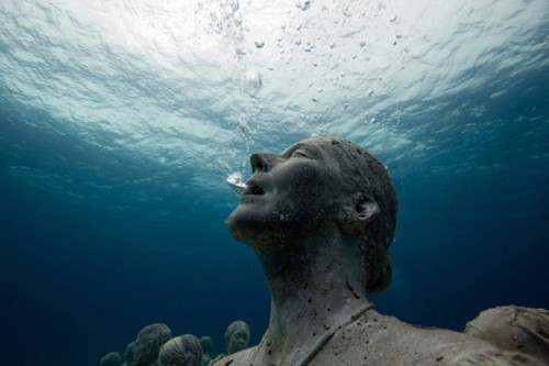 shameglobe: lady-whovian: tinyfeetinhugecombatboots: saraeelo: Underwater Sculptures This is really 