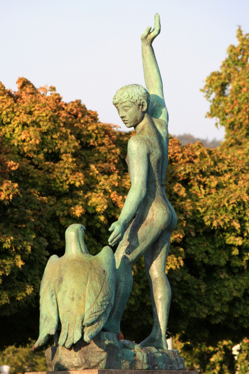 100artistsbook:Ganymed statue at Bürkliplatz in Zürich Switzerland as seen from ZSG landin