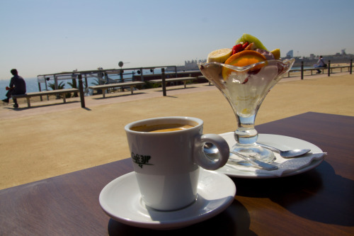 Kaffet i Barcelona är gott och krämigt, men om man beställer en latte tittar de antingen undrande på dig, eller så får du någon märklig pulvervariant signera Nescafé. Beställ istället en cafe con leche (som en cappuchino/latte), cafe solo (enkel...