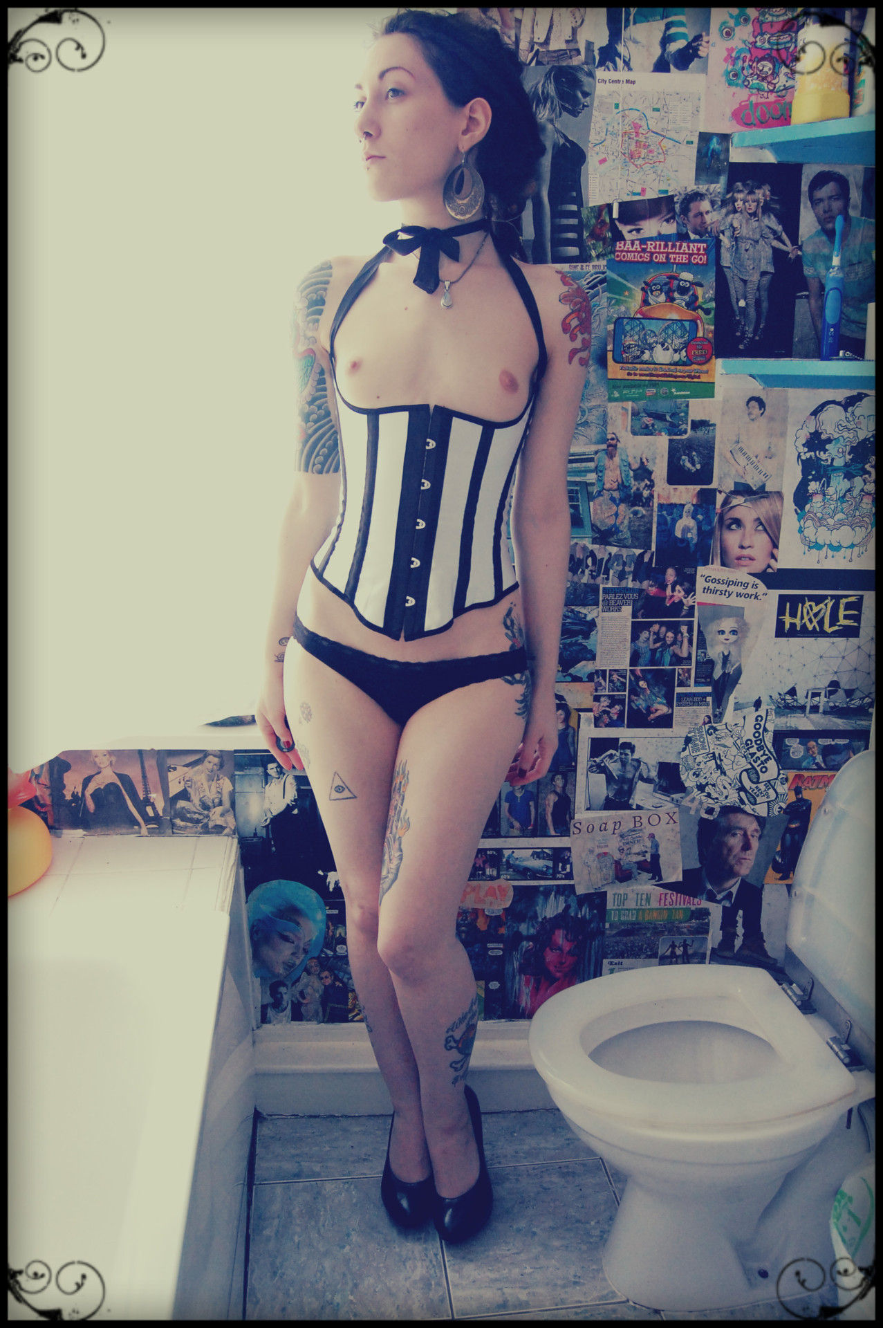 eakiffh:  My corset finally arrived! Expect to see this in a set soon :)  HOLY SHIT