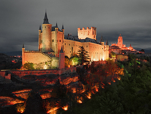 -cityoflove:  Segovia Castle, Spain via castillerozaldívar