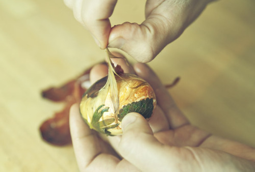 How to color eggs with onion shells.