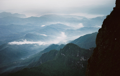 Emei Golden Summit Early Morning III by lylevincent on Flickr.