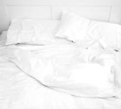 daisywater:  bravevvolf:  white sheets &lt;3  i need white sheets