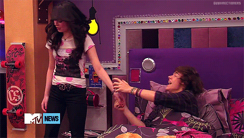 sendyourerection-inmydirection:  heyilike1dandfood:  guydirectioners:  Harry grabs