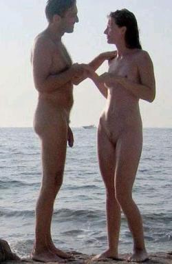 nudistlifestyle:  Nudist couple for Tatataprincess !  darling