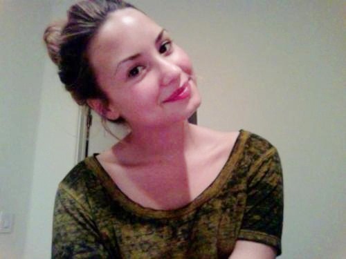 sorriso-da-demi:  Com ou sem maquiagem, você sempre vai continuar sendo a pessoa mais linda que existe, minha pequena. (sorriso-da-demi) 