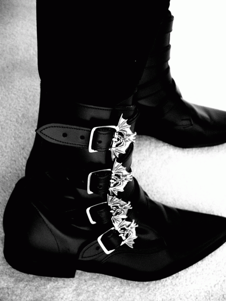heathergraves:  pearlthompson:  I have these  Once I manage to have pair of these