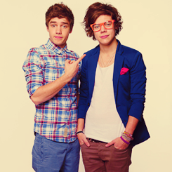 En la ultima foto Harry y Liam estan leyendo la prueba de embarazo hjfhjfd