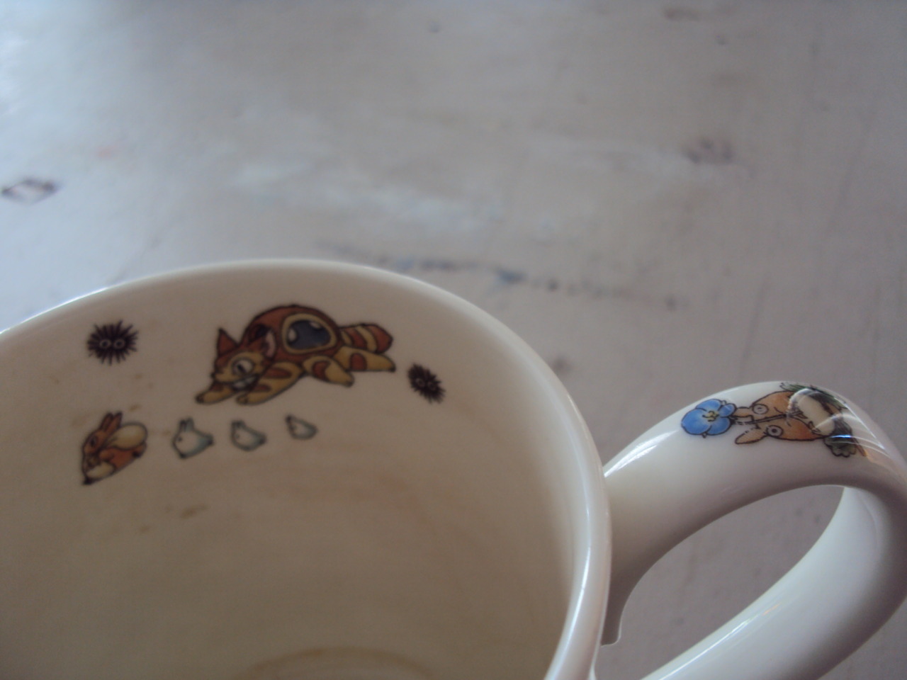 fyeahmiyazaki:  aefergmugblog:  Mug featuring art from My Neighbor Totoro. Purchased