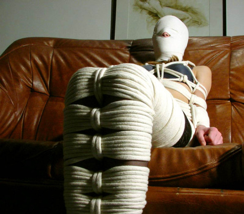 ropeandthings:  bondagettes.com, such a great old site. love the crazy amount of ropes they always u