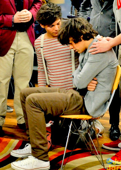 5-boys-1-dream:  catsandgravy:  one-d1r3ction:  LOUIS ON HIS KNEES FOR HARRY!!!!   It’s not a new position for him.  ^ i love you 