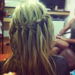 lanzaphiedportilla-blog:  A Lua brincando com o cabelo da Sossô !