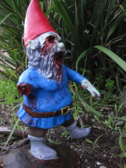 ari-elenaa:  piffington:  jarrod woke up on the wrong side of the bed~  Did anyone know that I really really hate gnomes! Like the stupid fear that  I have us gnomes. This is why. 