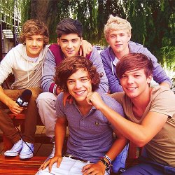 biasdirectioner:  How everyone is smiling for the camera and in the front Hazza and BooBear are having a little bromance time &lt;3 xx  