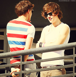 -its-gotta-be-lou-:  Harry and Lou &lt;3 stupid sun stoping harry from starring at louis wit his passionate look  