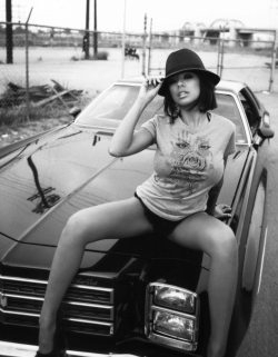 shipwreckedinsc:  chicks and cars …