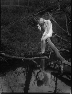 nude-and-sexy:  Sexy Girl  The world of reflectionWater, natures mirror